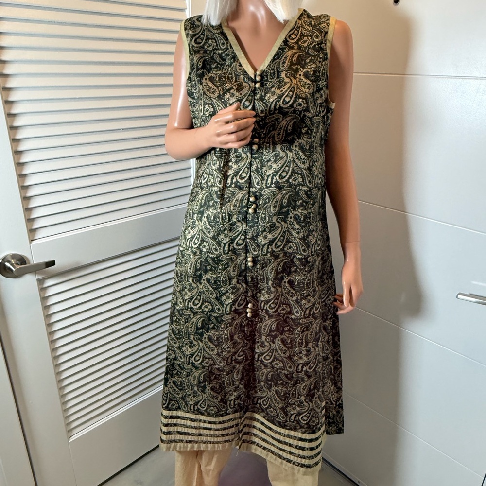 Elegant Black and Gold Paisley Kurta Set. - Picture 8 of 13